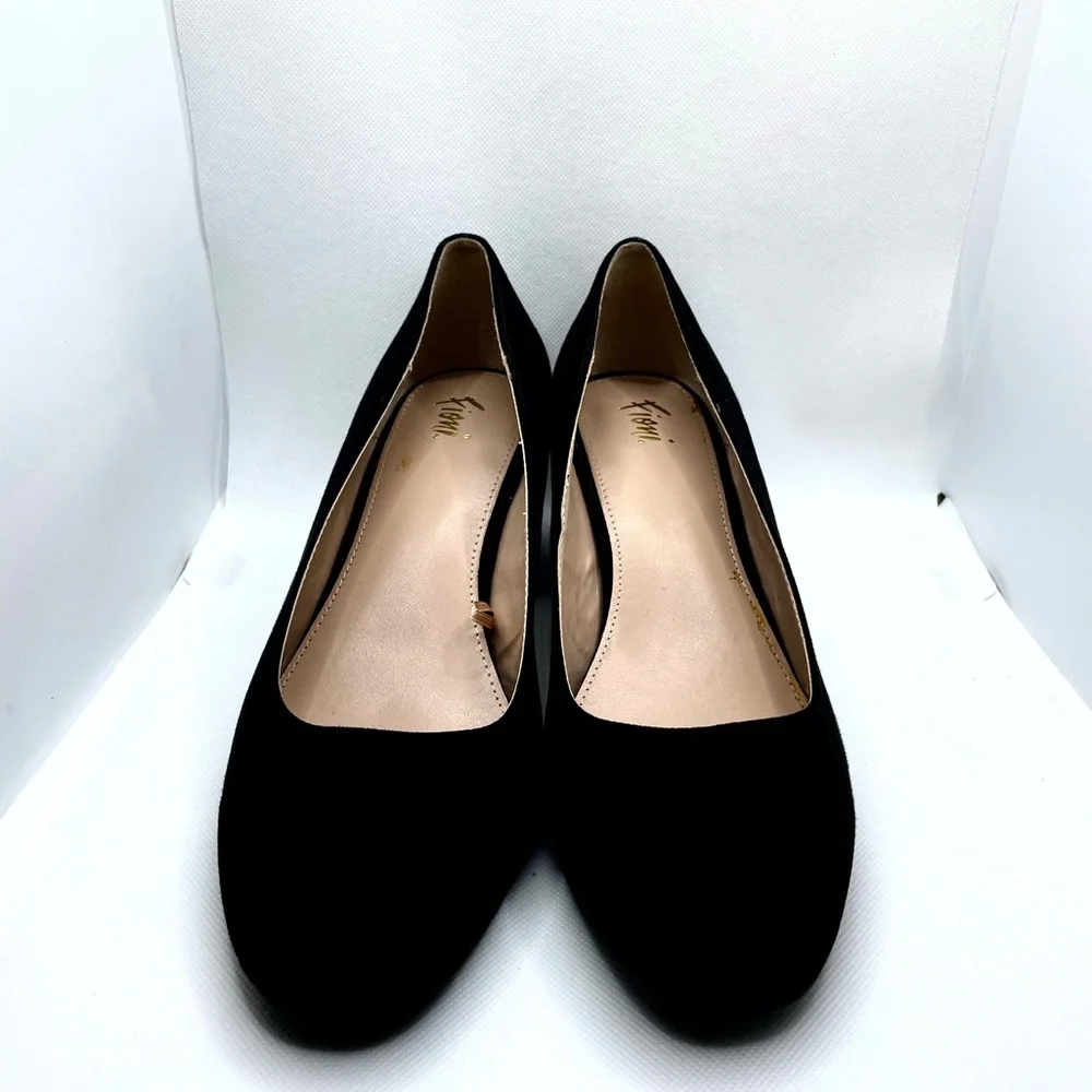 Fioni Faux Suede Black With Gold Accent Round Tip Heels Sz 10. 2" heel - Picture 3 of 10